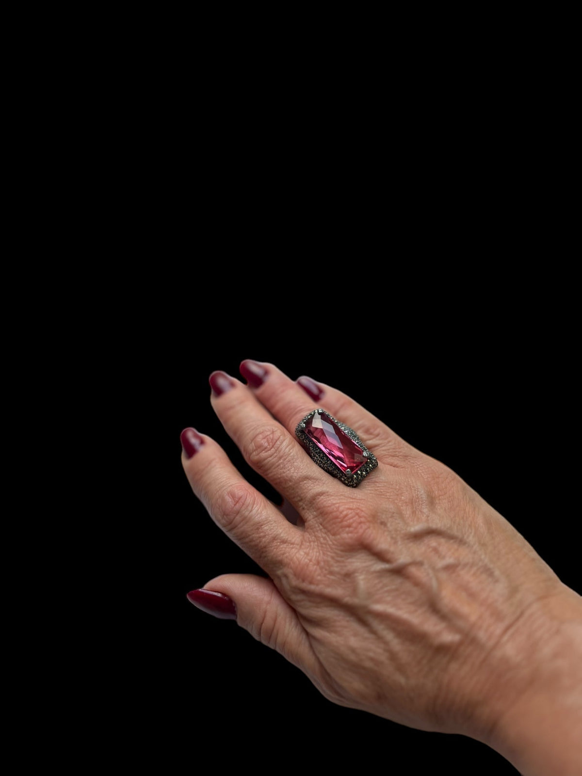 Anillo Bag Pavonado Centro Rosa de Joyería Regina Castillo