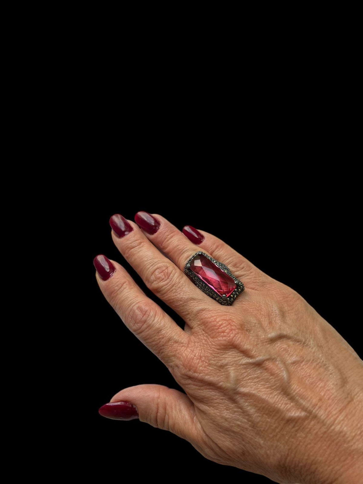 Anillo Bag Pavonado Centro Rosa de Joyería Regina Castillo