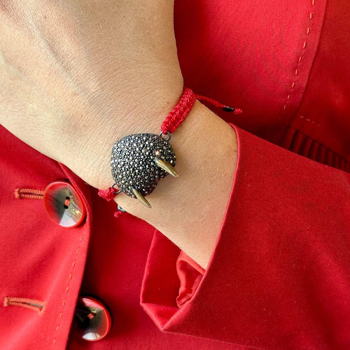 PULSERA TEJIDA CORAZÓN CON CUERNO Pulseras de Joyería Regina Castillo