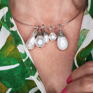 COLLAR RIGIDO PLATA + DIJES PERLA Collares de Joyería Regina Castillo