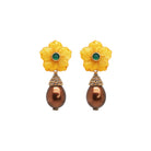ARETE CAMELIA AMARILLA CON DROP PERLA CAFÉ Arete + Drop de Joyería Regina Castillo