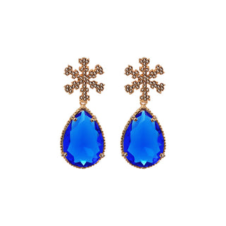 Aretes dorados con copo de nieve y drop azul zafiro, detalles pavé