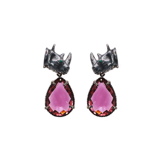 Aretes rinoceronte con drop de cristal rosa y detalles pavé oscuros